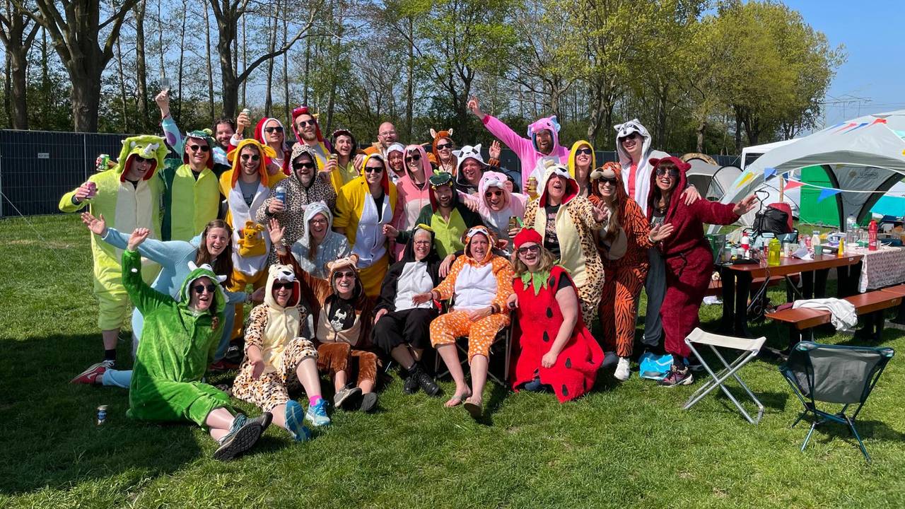 De groep is dit jaar met dertig man in onesie naar het festival gekomen (foto: aardbei Anke.).