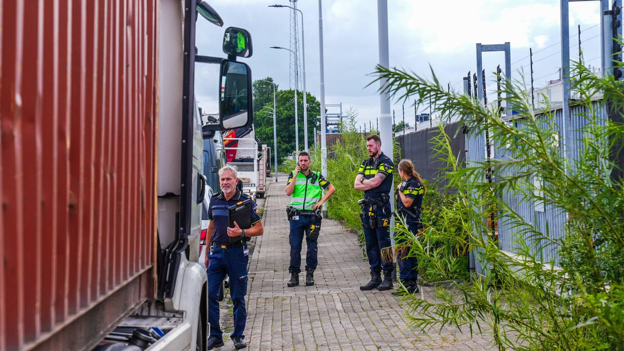 De politie doet onderzoek aan de Langendijk in Eindhoven (foto: Dave Hendriks/SQ Vision).