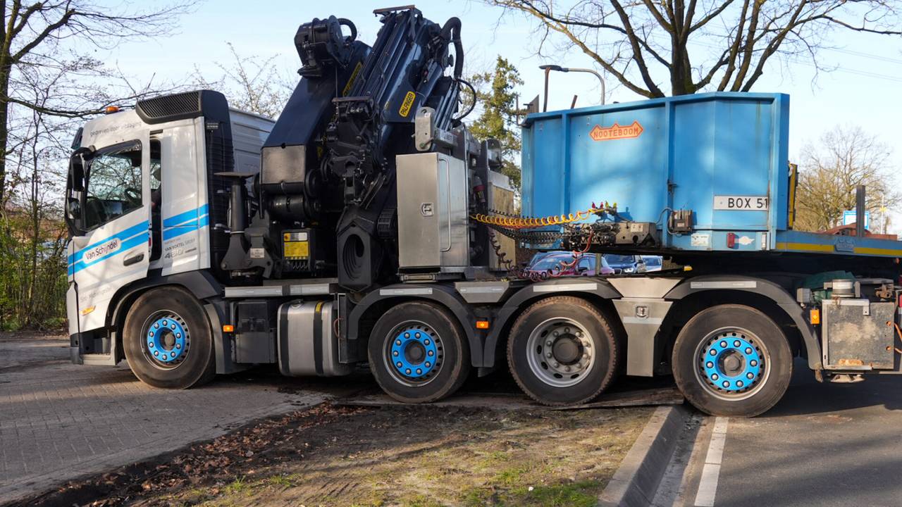 Chaos bij vastgereden vrachtwagen (foto: Harrie Grijseels/SQ Vision).