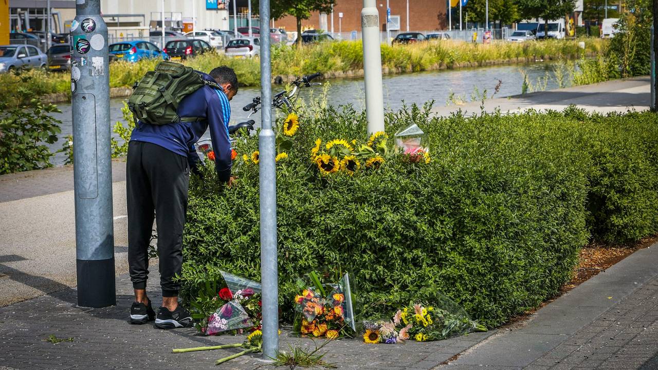 Een man legt bloemen neer voor de omgekomen tiener (foto: SQ Vision).