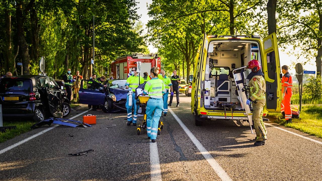 Automobilist ernstig gewond bij botsing in Nuenen, man aangehouden.