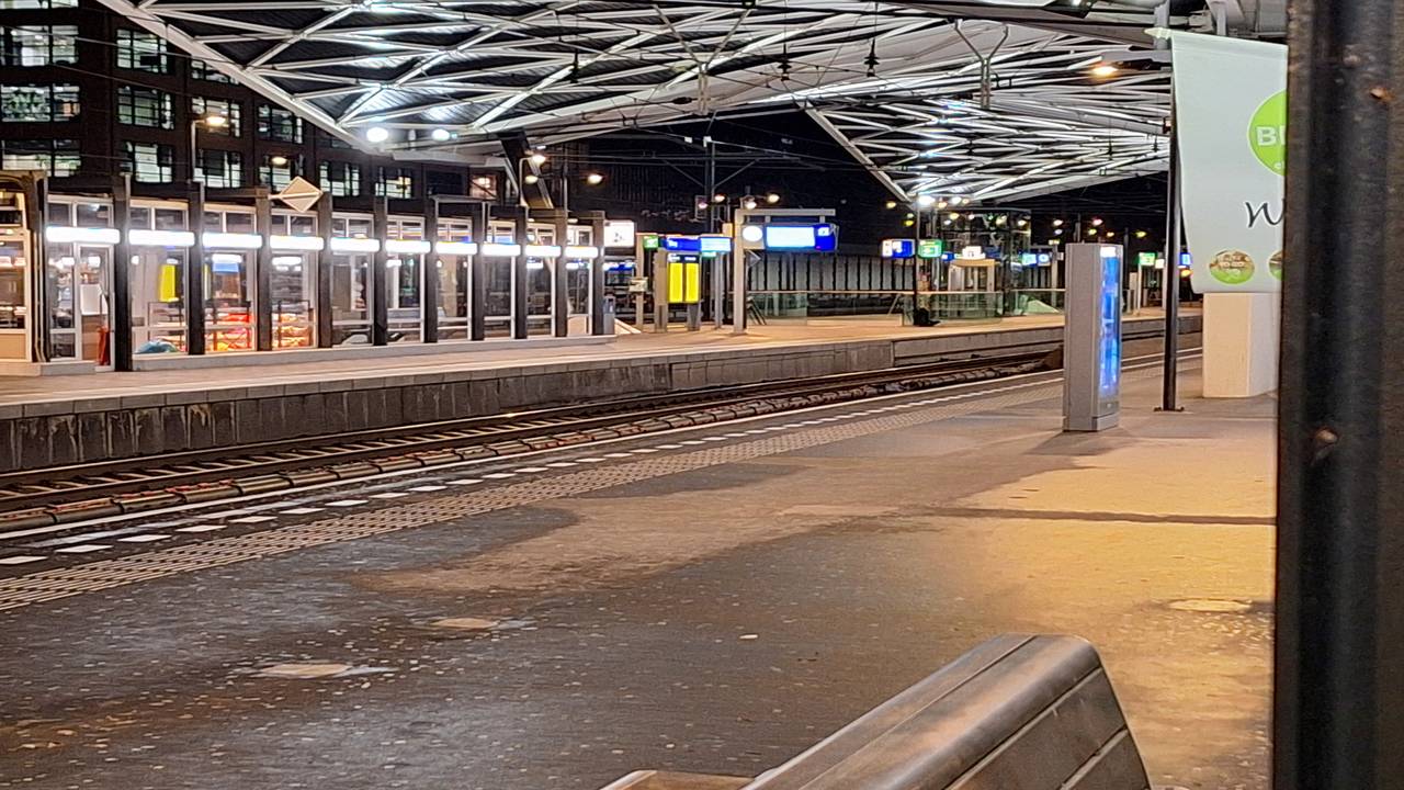 Het ontruimde NS-station in Tilburg
