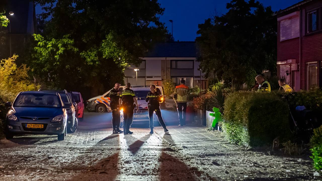 De politie onderzoekt wat de explosie heeft veroorzaakt (foto: Iwan van Dun/SQ Vision).