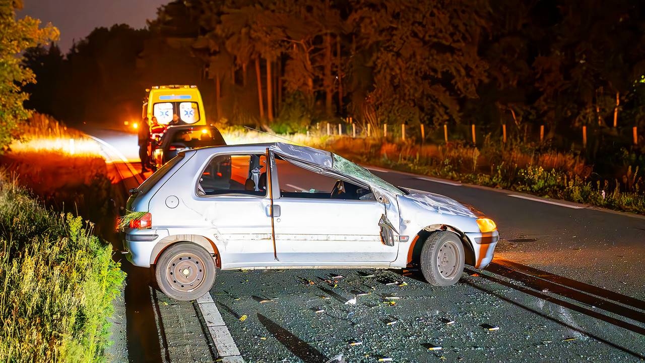 Auto over de kop (foto: Gabor Heeres/SQ Vision).