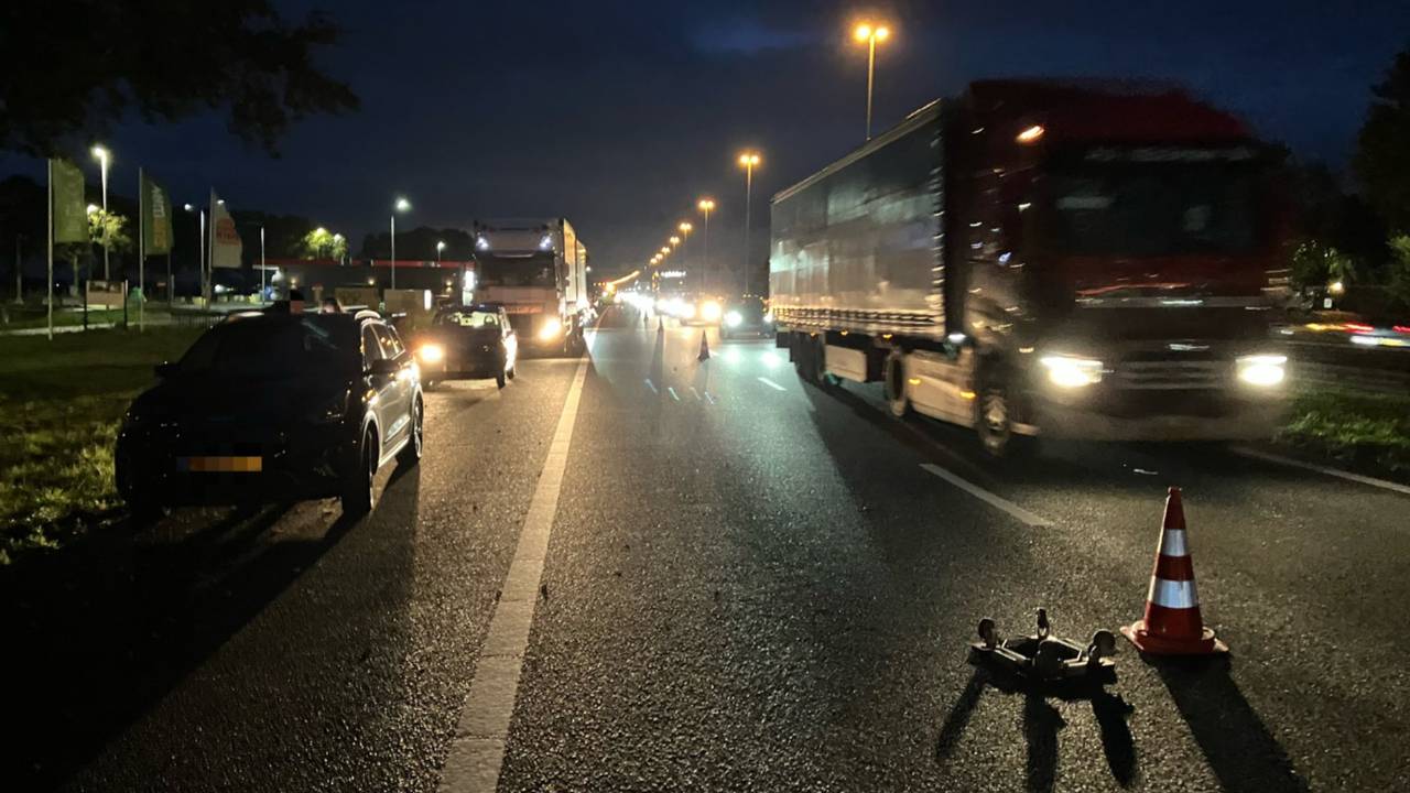 Uur vertraging door groot ongeluk A58: twee vrachtauto's en drie auto's (foto: Weginspecteur Ivo/X).