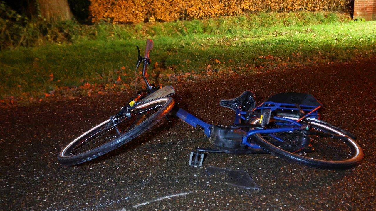 De fiets van de vrouw kwam op het wegdek terecht (foto: Bart Meesters/Meesters Multi Media/SQ Vision).