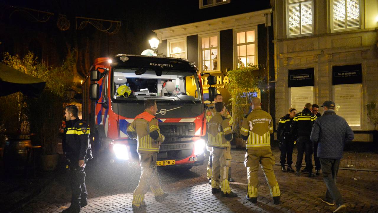 Politie en brandweer bij het getroffen café (foto: Perry Roovers/SQ Vision).