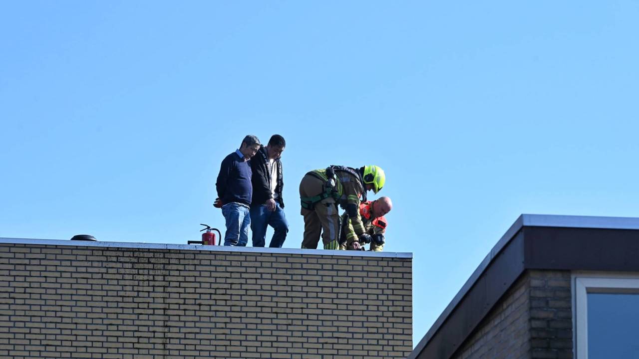 Met emmers water werd de brand geblust (foto: Toby de Kort/Persbureau Heitink).