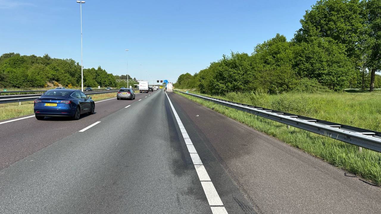 De olievlek op de A58 (foto: Weginspecteur Ivo).