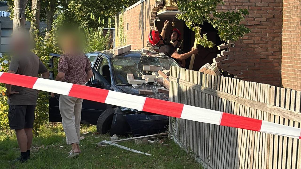 De auto veroorzaakte grote schade (foto: Coen van Aken).