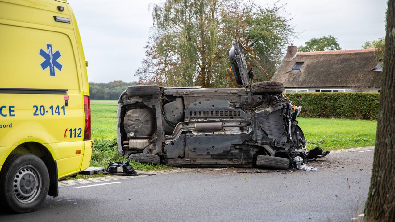 De wagen kwam op de kant terecht (foto: Christian Traets/SQ Vision).