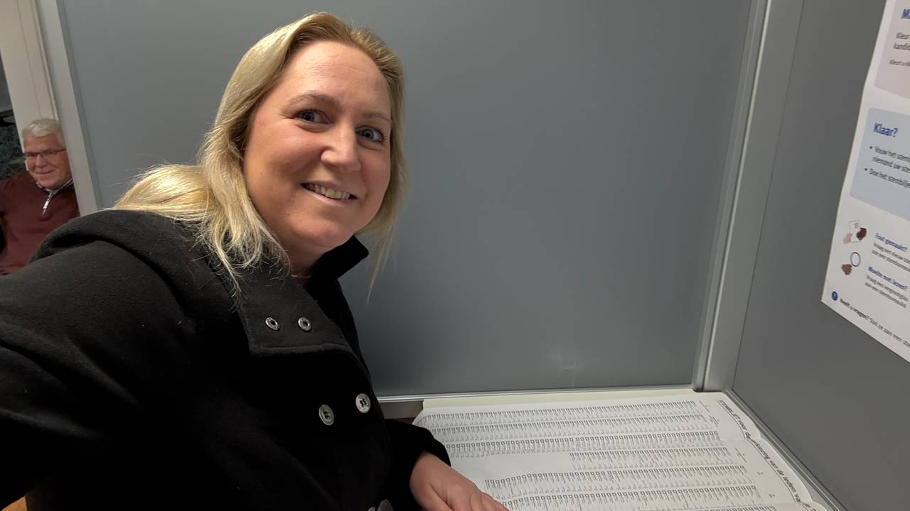 Imke staat met een grote glimlach in het stemhokje (foto: Imke van de Laar).