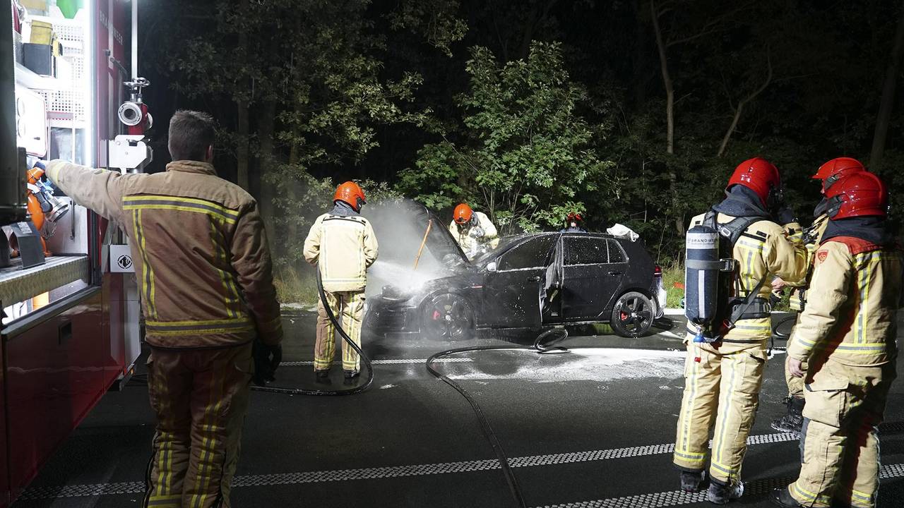 De brandweer bluste de auto op de Luikerweg bij Valkenswaard (foto: Jozef Bijnen/SQ Vision).