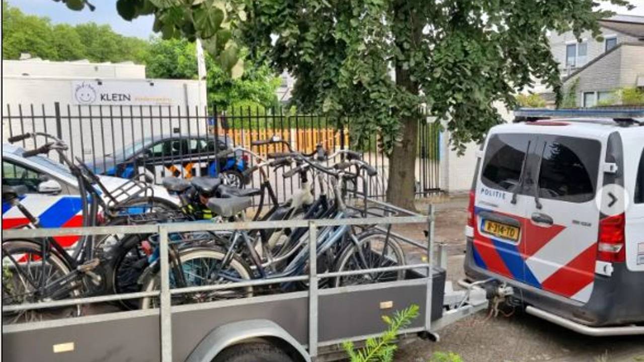 De politie nam bij de fietsendief meerdere fietsen in beslag (foto: Instagram politie Boxtel-Vught-Gestel).