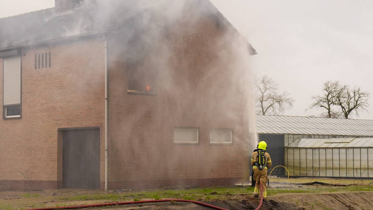 Het vuur woedde op de eerste etage van het huis (foto: Harrie Grijseels/SQ Vision).