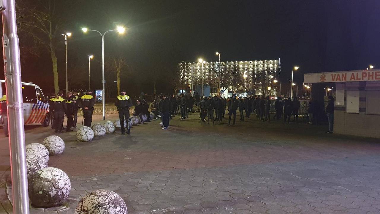 Drukte bij het stadion in Tilburg.