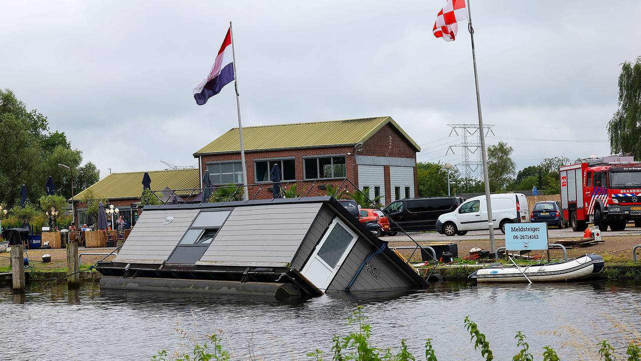 De woonboot in Son maakte dinsdagochtend water (foto: Gabor Heeres/SQ Vision).