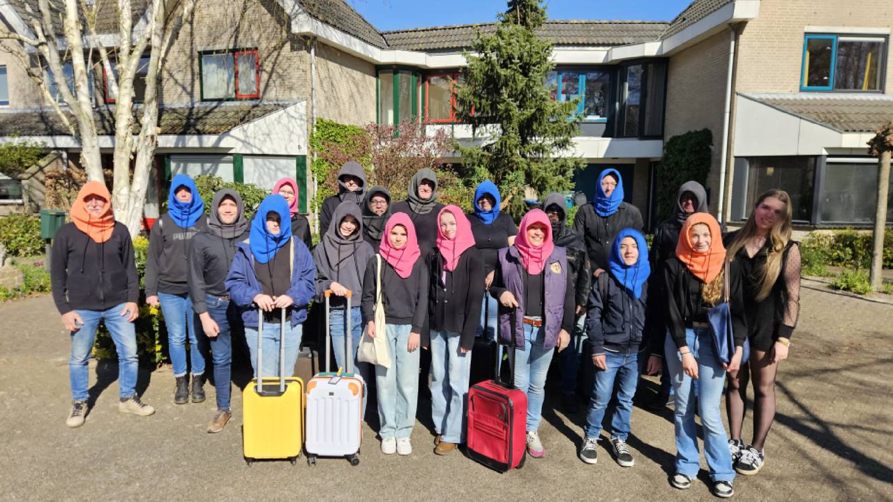 In filmscènes voor de theatervoorstelling 'Ommelanden', speelt een groep figuranten hedendaagse vluchtelingen en asielzoekers (foto: Petra Kimmel).
