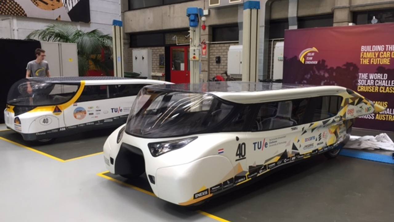 Rechts Stella Lux, links voorganger Stella (Foto: Femke de Jong)