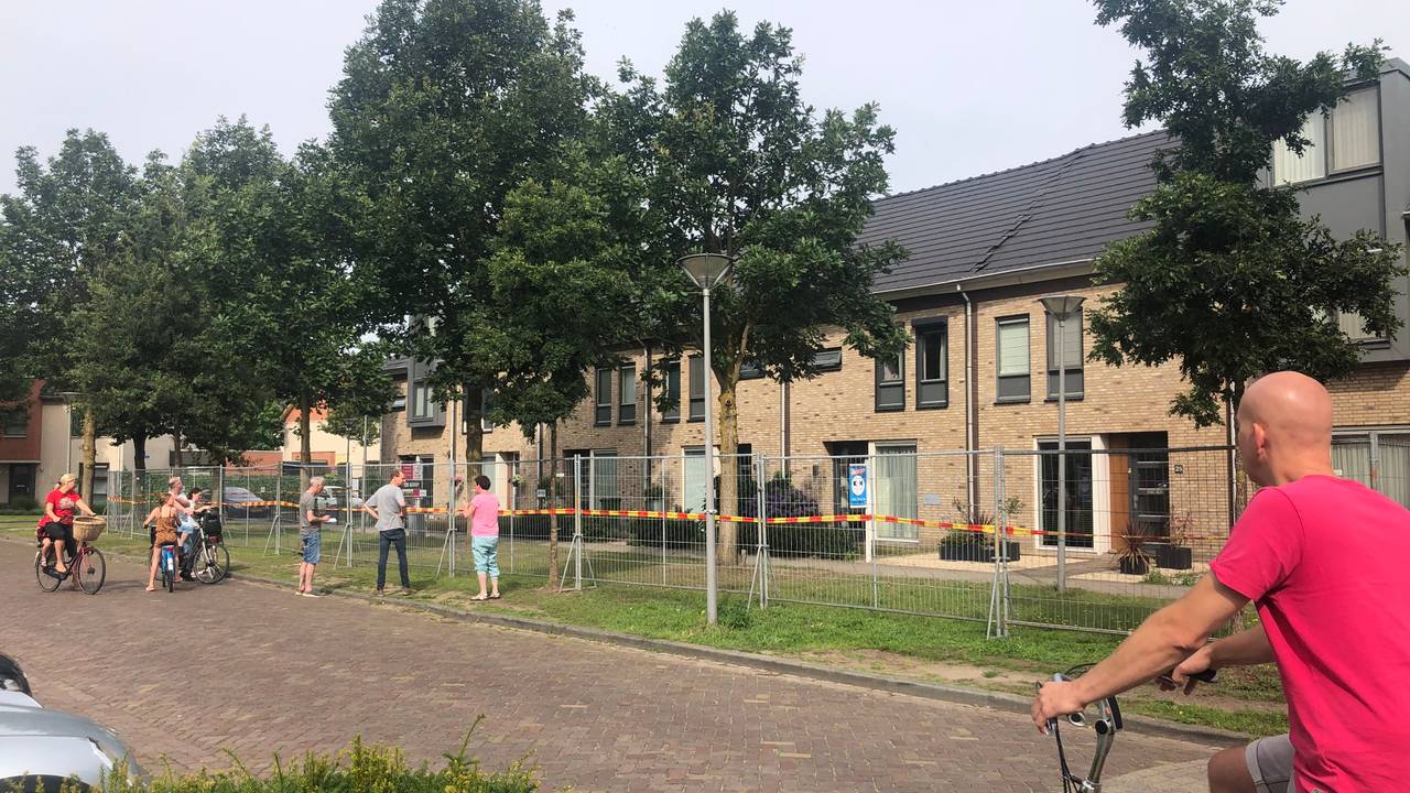 Bekijks bij de onbewoonbare de dag na de ontruiming.