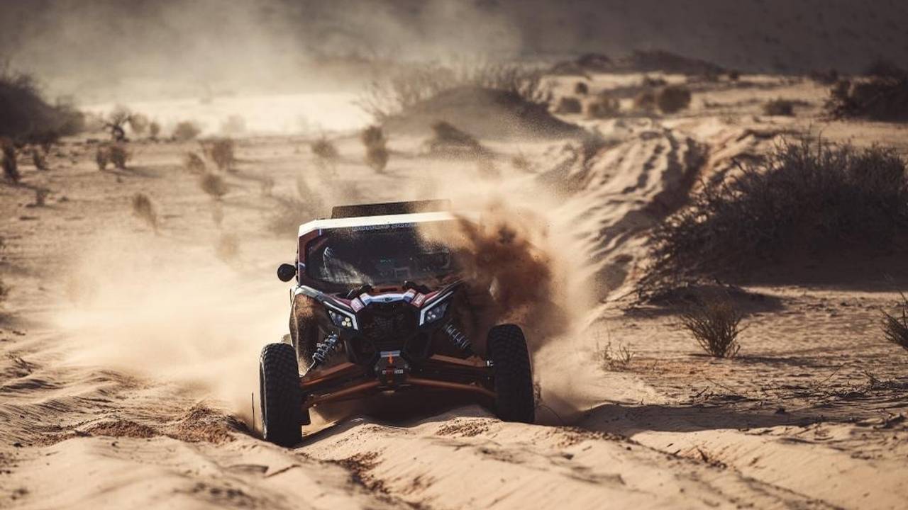 De buggy van Kees Koolen en Jurgen van den Goorbergh in 2010 tijdens de Hail Baja in Saoedi-Arabië.