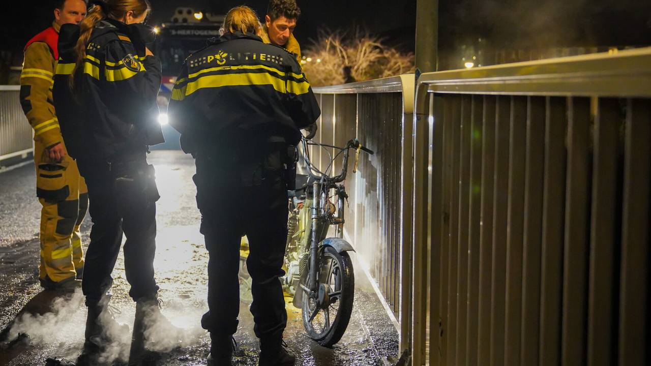 De politie en de brandweer bekijken de brommer (foto: Jurgen Versteeg/SQ Vision).