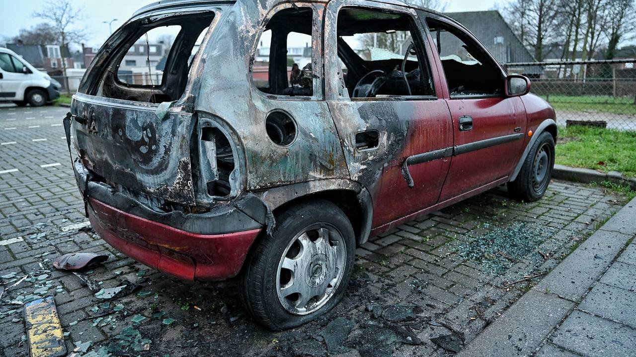 De uitgebrande auto (foto: Toby de Kort/SQ Vision Mediaprodukties).