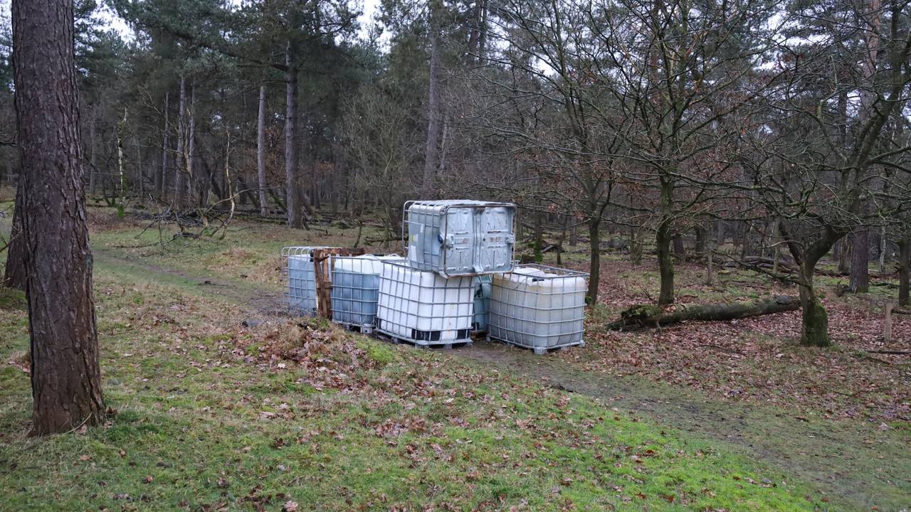 De vaten werden zondagochtend vroeg gevonden In het bos aan de Van Ophovenlaan in Wilbertoord (foto: Kevin Kanters/SQ Vision).