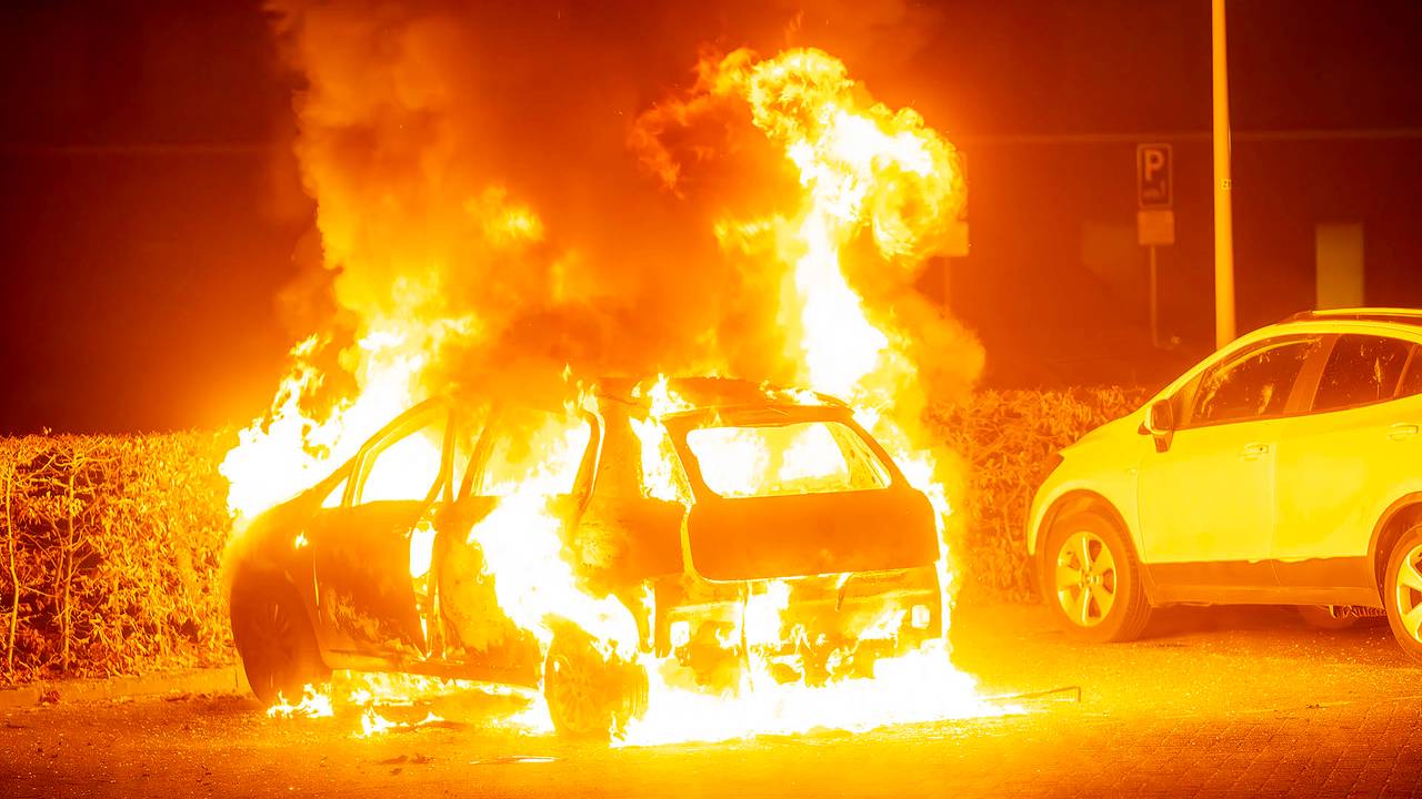 De auto in Oss die in lichterlaaie stond (foto: Gabor Heeres/SQ Vision).