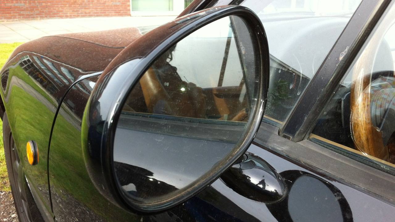 In Cuijk werden onder meer autospiegels vernield.