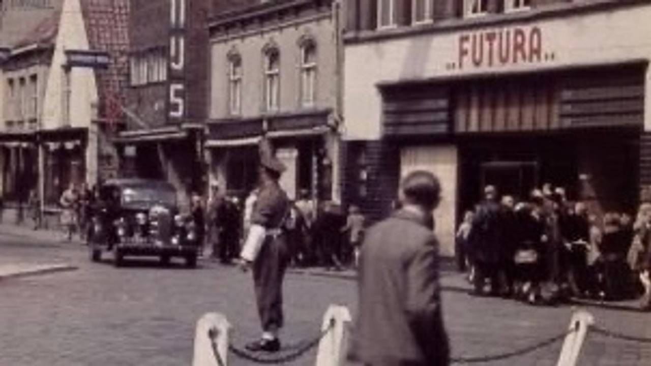 Militaire Kruising Nieuwlandstraat-Heuvelstraat in Tilburg met militaire verkeersregelaar in bevrijdingstijd (foto: archief).