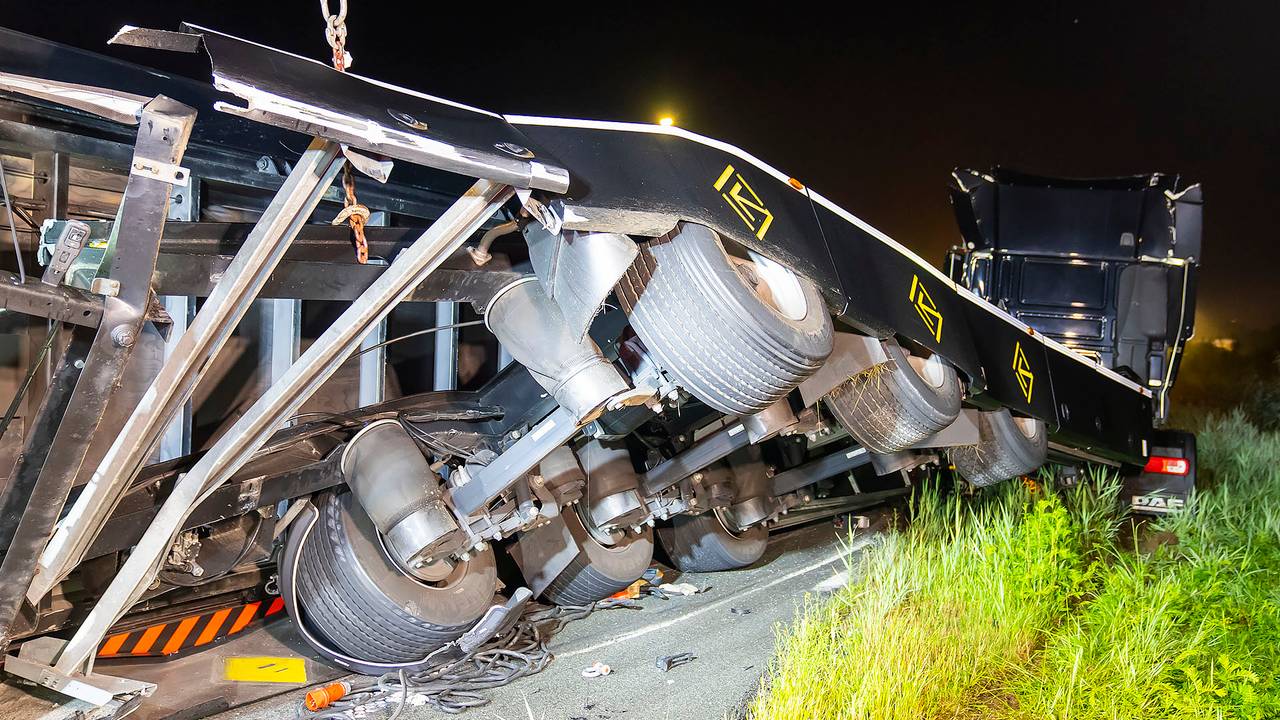 Vanwege het ongeluk werd de afrit Heeswijk-Dinther-Zuid tijdelijk afgesloten (foto: Gabor Heeres/SQ Vision). 