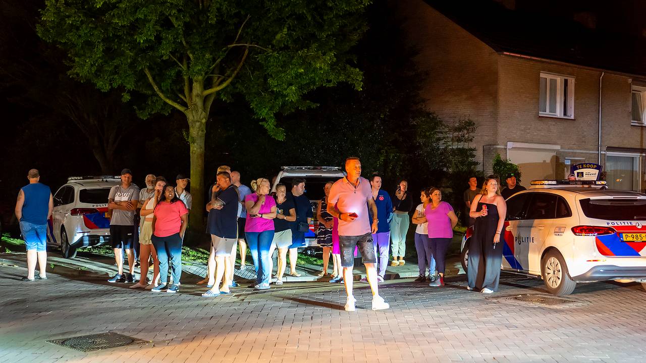 Veel buurtbewoners kwamen kijken wat er gebeurd was aan de Van Limburg Stirumstraat in Oss (foto: Gabor Heeres/SQ Vision).