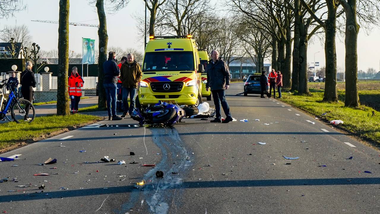 Motorrijder zwaargewond (foto: Jurgen Versteeg/SQ Vision).