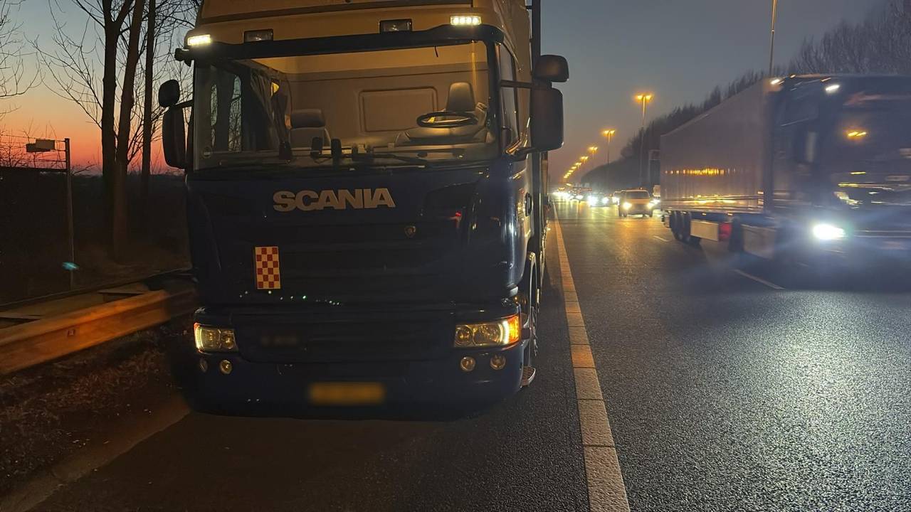 Lange file op A2 na ongeluk met vrachtwagen.