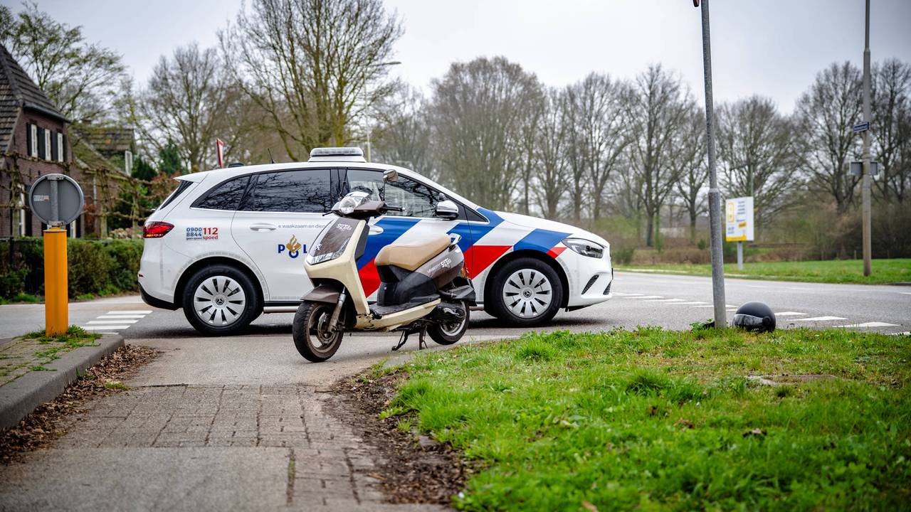 Scooter en auto botsen (foto: Lucas Lammers/Persbureau Heitink).