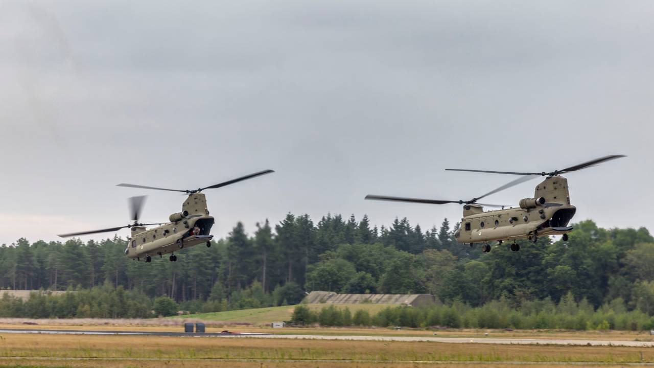 De twee Chinooks vertrekken, op weg naar Spanje (foto: Minister van Defensie).