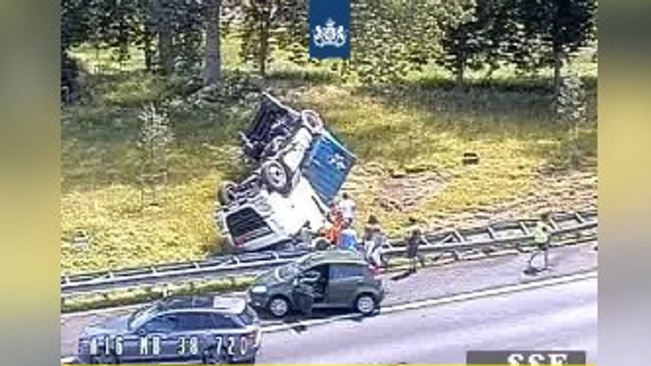Het ongeval op de A16 (foto: Rijkswaterstaat)