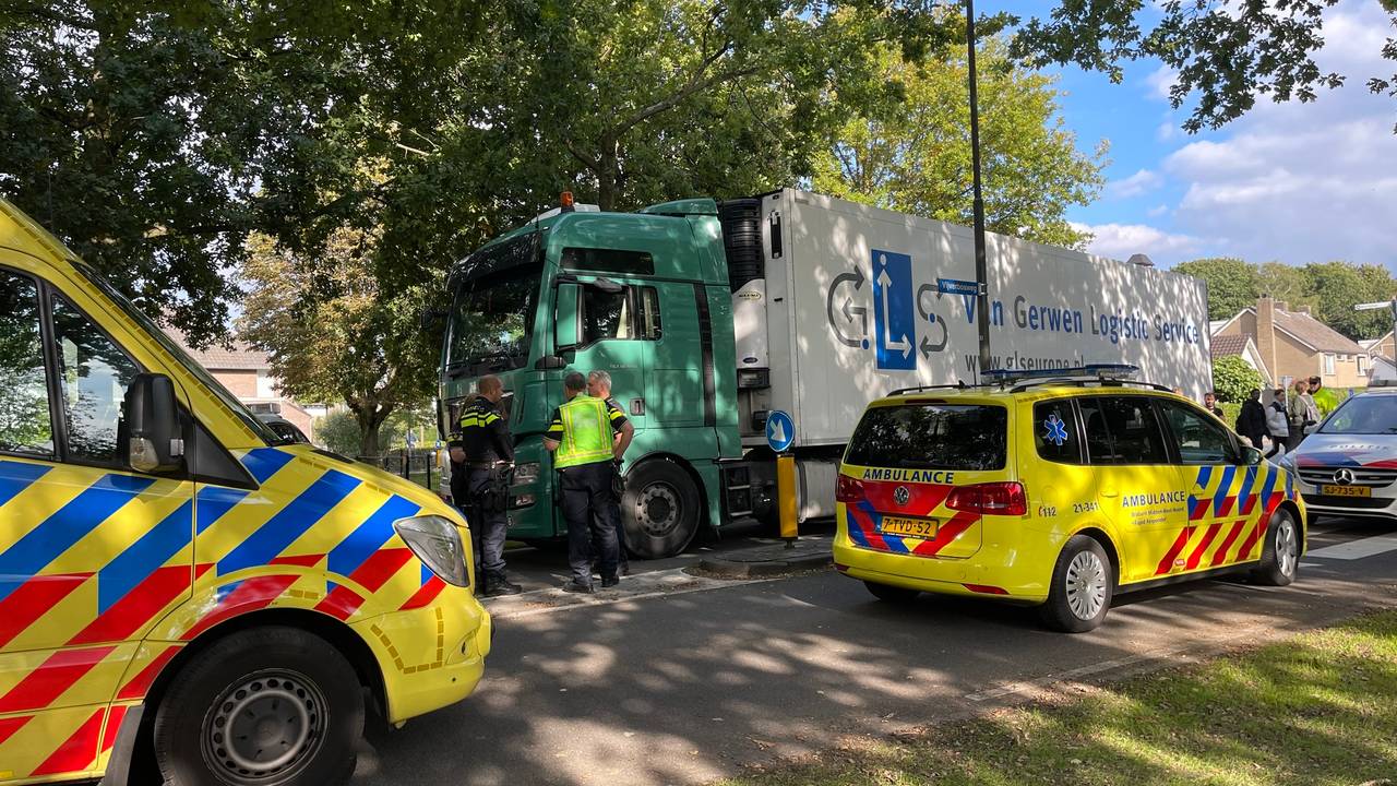 Vrouw zwaargewond na botsing met vrachtwagen op gevaarlijke rotonde.