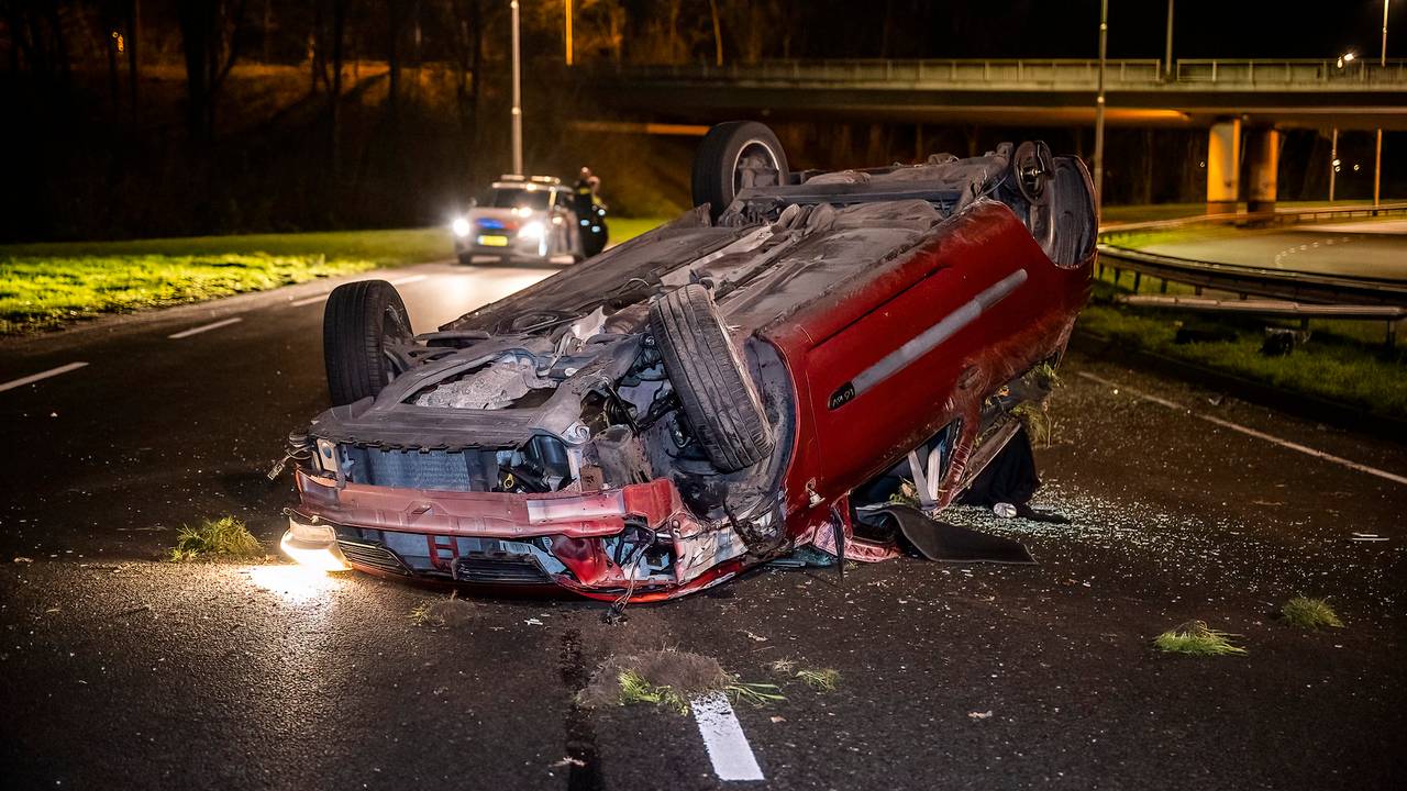 Énorme dévastation après un accident, conducteur et copilote sont blessés