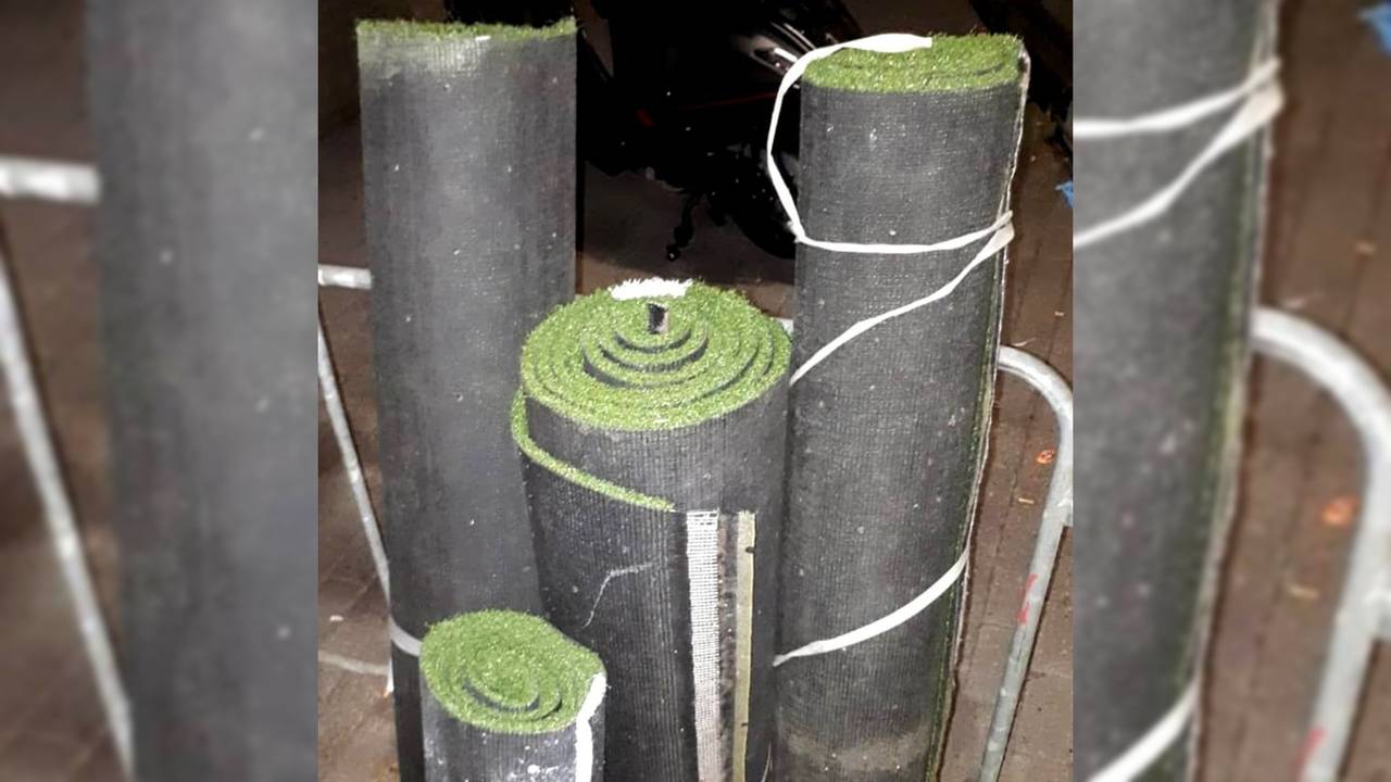 De rollen kunstgras (foto: politie).