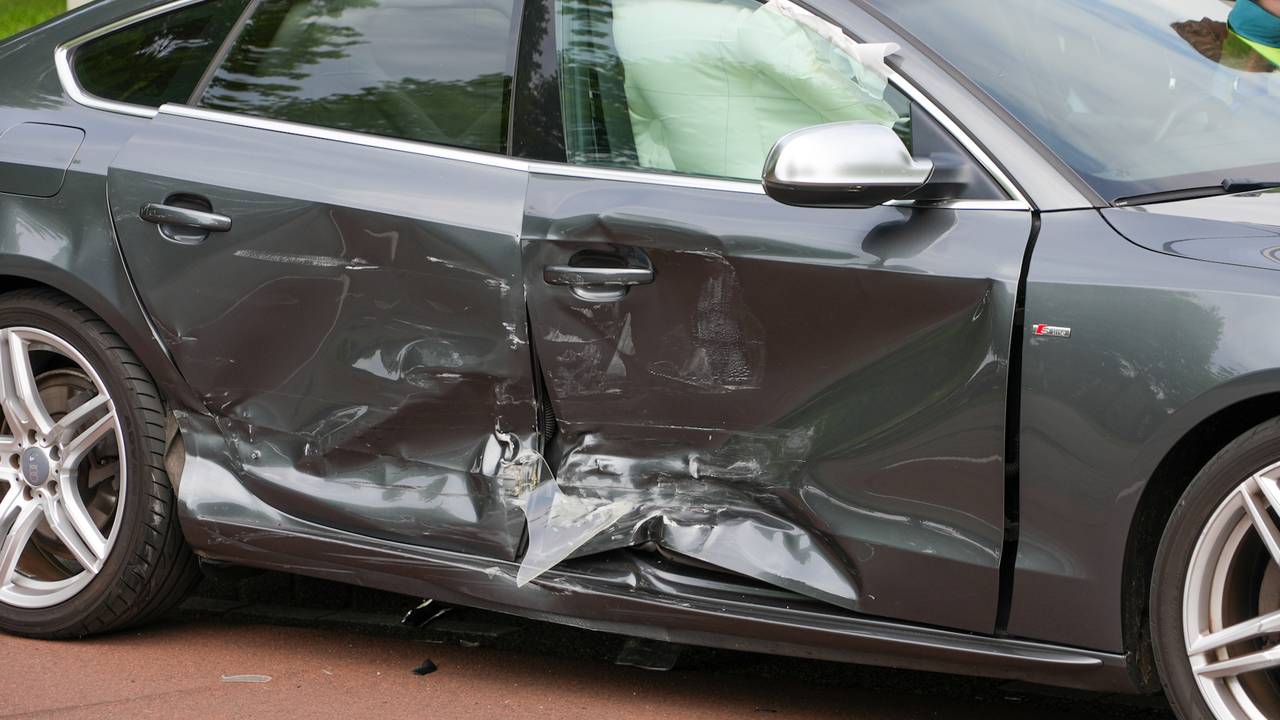 De schade aan beide auto's is na de botsing in Oss aanzienlijk (foto: Gabor Heeres/SQ Vision).