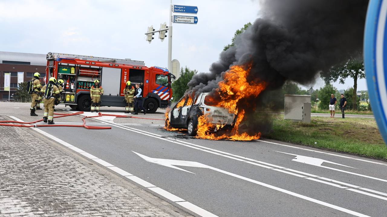 Waardoor de auto vlam vatte, wordt onderzocht (foto: SK-Media).