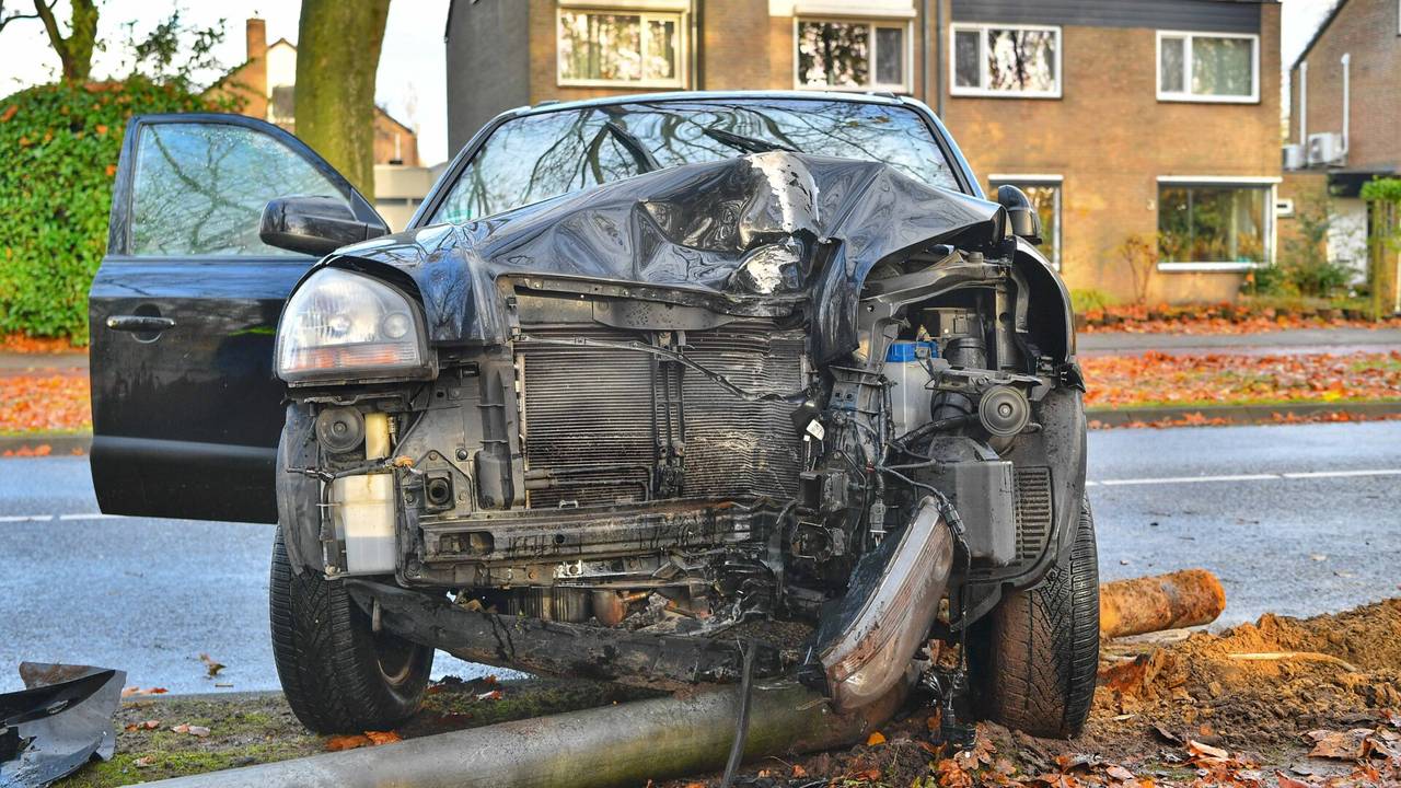 De auto raakte bij de botsing in Veldhoven zwaar beschadigd (foto: Rico Vogels/SQ Vision).