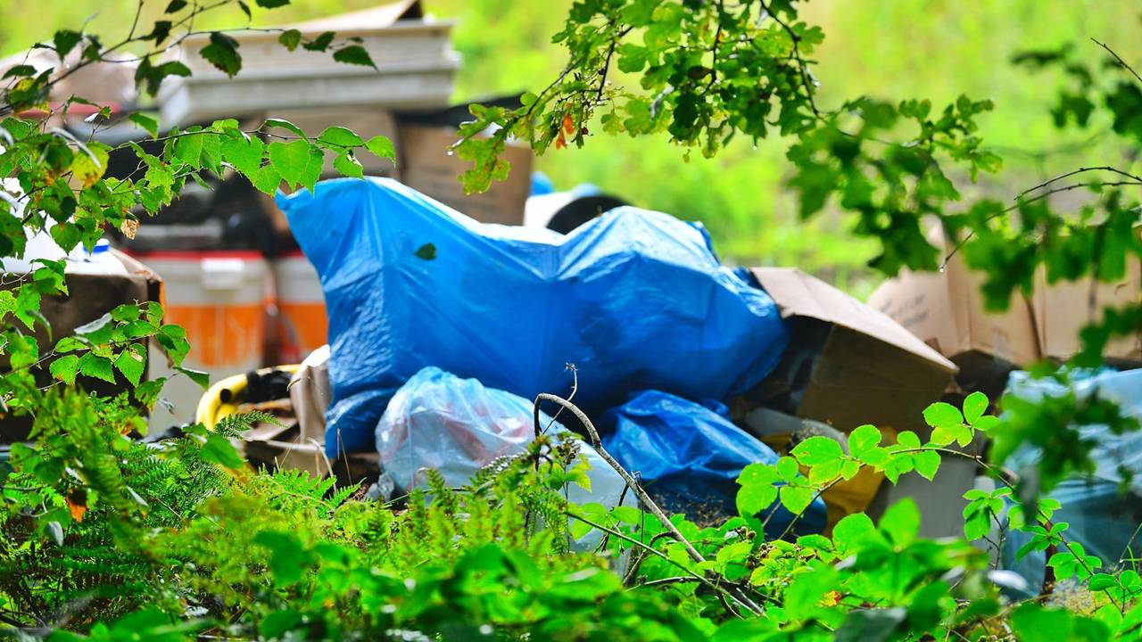 Een dumping in het buitengebied (archieffoto: Rico Vogels).