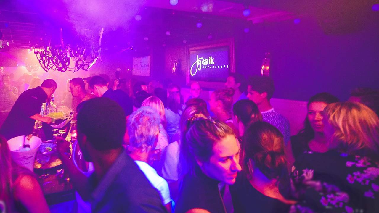 Mensen zoeken de gezelligheid én elkaar op in een borrelcafé Jij& Ik (foto: De Vaste Clique).