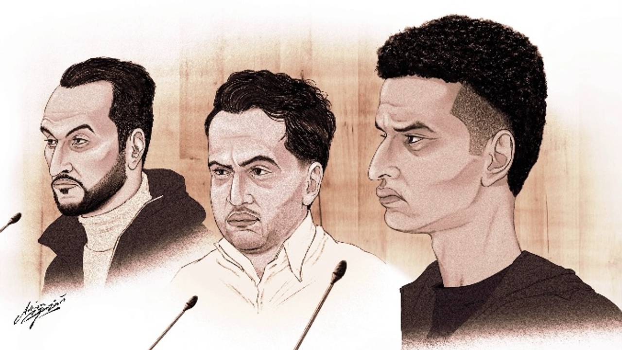Adil A. (links), Moshtag B. (midden) en rechts Ilyas B. (rechtbanktekening: Adrien Sanziani).