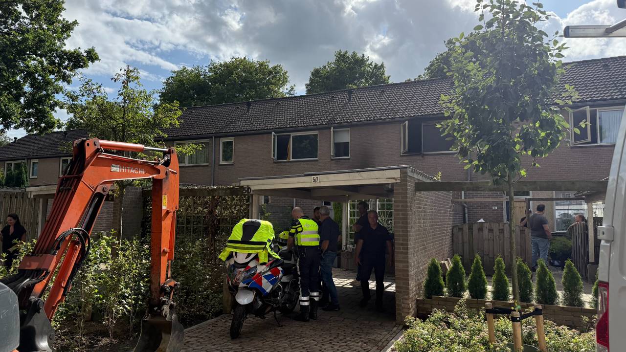 Gas en elektra worden afgesloten na derde brand in korte tijd in hetzelfde huis (foto: Jos Verkuijlen).