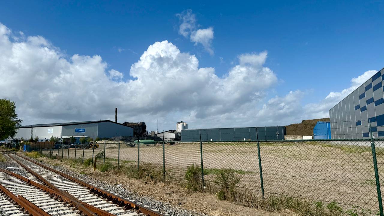 Het braakliggend terrein van Chemie-Pack aan de Vlasweg in Moerdijk (foto: Erik Peeters)
