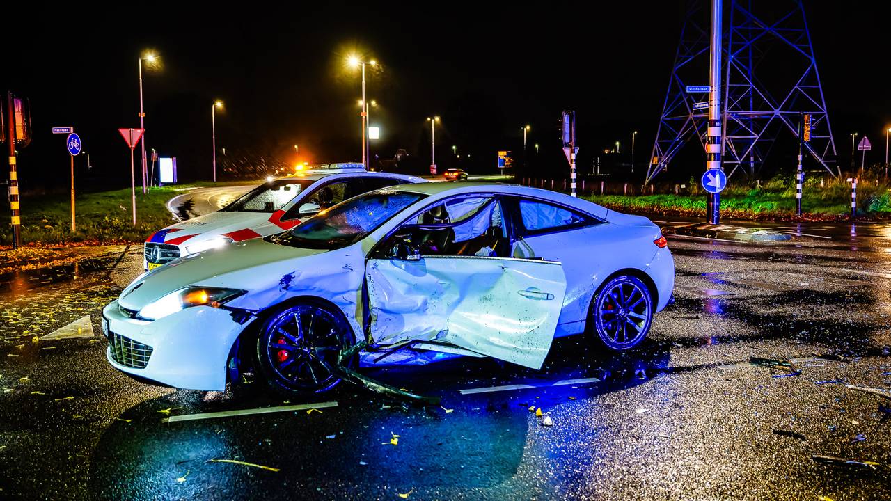 Beide auto's raakten bij de botsing zwaar beschadigd (foto: Jack Brekelmans/SQ Vision).
